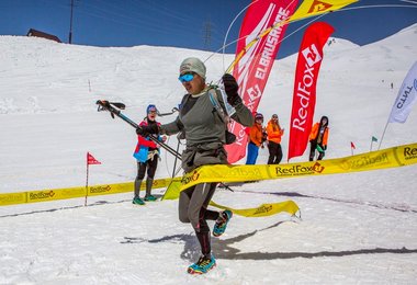 Shyngys Baikashev beim "Zieleinlauf" des Red Fox Elbrus Race 2019 (c) Chepakin Andrey