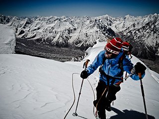 Hansjörg Auer kurz vor dem Gipfel des Kunyang Chhish East; Foto: Archiv Auer/Anthamatten