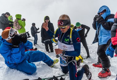 Karl Egloff bei der Rucksackaufnahme (c) RedFox Elbrus Race/Oleg Chegodaev a
