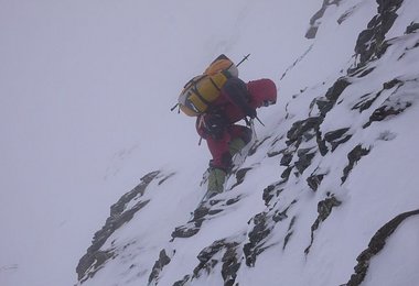 1. Versuch: Der mit Schnee bedeckte, abwärts geschichtete Fels ist anstrengend zu klettern – Gerlinde auf dem Weg nach Lager IV