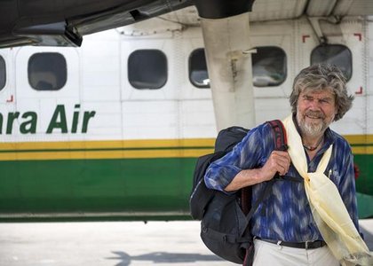Reinhold Messner am Flughafen von Kathmandu. (Fotorechte: © ServusTV / RIVA Filmproduktion / Lars Jacobsen)