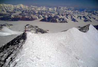 Der Eispickel auf dem Mt. Logan Gipfel