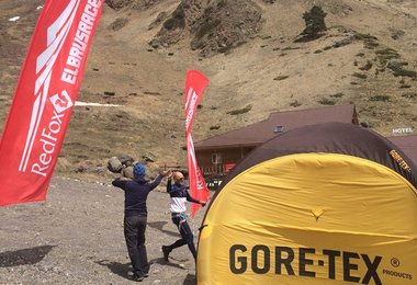 Karl Egloff bei seinem persönlichen Zieleinlauf nach 4:20:45 in Azau (c) RedFox Elbrus Race 