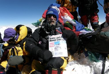 Helmut Linzbichler mit seiner Krone am Gipfel