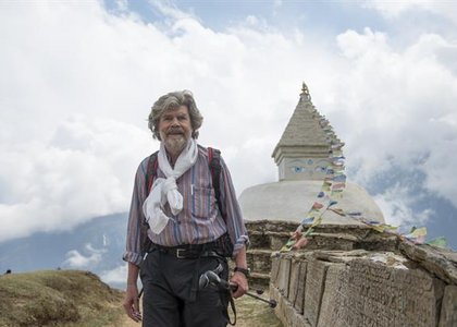 Reinhold Messner oberhalb des Dorfes Namche Bazar. (Fotorechte: © ServusTV / RIVA Filmproduktion / Lars Jacobsen)