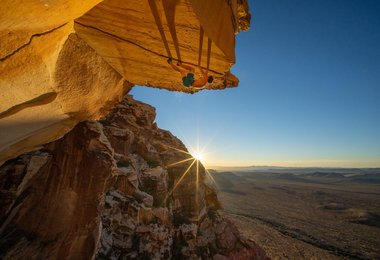 Alex Honnold soloing Desert Gold at sunrise, Vegas (c) Renan Ozturk / Red Bull Content Pool