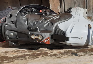 Mit dem kleinen schwarzen Schalter stellt man die Schale zwischen Walk und (jetzt) Ski-Modus um, mit den Schrauben kann die Vorlage verstellt werden 
