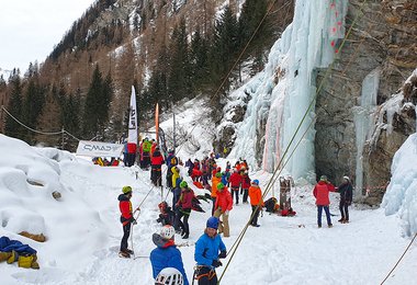 Beim Eiskletterfestival ist der Eispark Osttirol stets gut besucht.