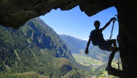 Der Überhang mit dem Baumstamm - Hans Kammerlander Klettersteig