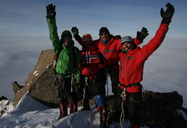 Geschafft - nach 16 Tagen erreichen die Norweger den Gipfel
