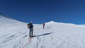 Auf dem Oberen Keesboden Gletscher - hinten die weiße Kuppe, dahinter ist der Gipfel des Großvenediger.