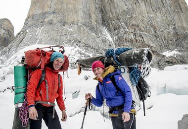 Ines Papert and Mayan Smith-Gobat beim Abstieg nach dem Erfolg in Riders on the Storm, Torres del Paine (c) Thomas Senf