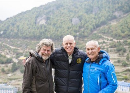 Legenden unter sich. Vlnr: Reinhold Messner, Peter Hillary, Oswald „Bulle“ Oelz. (Fotorechte: © ServusTV / RIVA Filmproduktion / Lars Jacobsen)