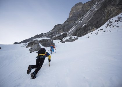 Peter Habeler und David Lama beim Aufstieg. (© Stefan Voitl)