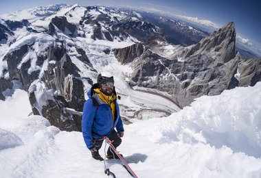 Gabriel Tschurtschenthaler auf dem Gipfel © Berg im Bild / Salewa