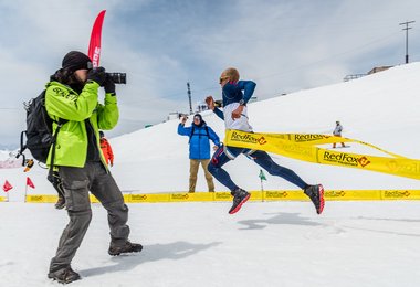 Karl Egloff fliegt durchs offizielle Ziel, denn auf ihn warten noch über 1300 Hm bis hinunter nach Azau (c) RedFox Elbrus Race/Oleg Chegodaev 