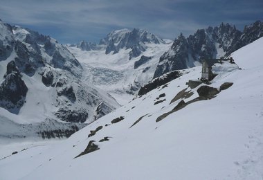 Couvercle Hütte – Im Hintergrund der Mont Blanc du Tacel und der Mont Blanc