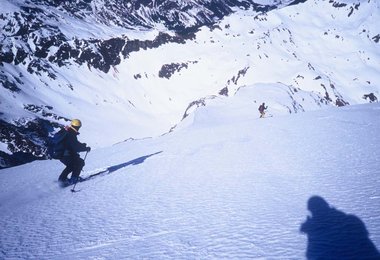 Abfahrt über den Schneehang zur Rinne.