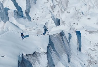 Andrzej Bargiel navigating the Khumbu Icefall during his ski descent from the Mount Everest summit to Base Camp on September 22, 2025. (c) Bartłomiej Bargiel / Red Bull Content Pool