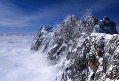 Landschaftlich einzigartig - Nebelmeer unter der Dachstein Südwand. Foto: H. Raffalt