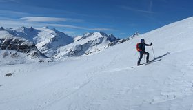 Oberhalb des Grauen Sees, hinten der Großvenediger - Skitour Hochgasser