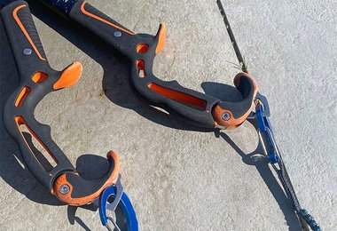 Die Hydra Leash von Blue Ice an den Petzl Nomic Eisgeräten