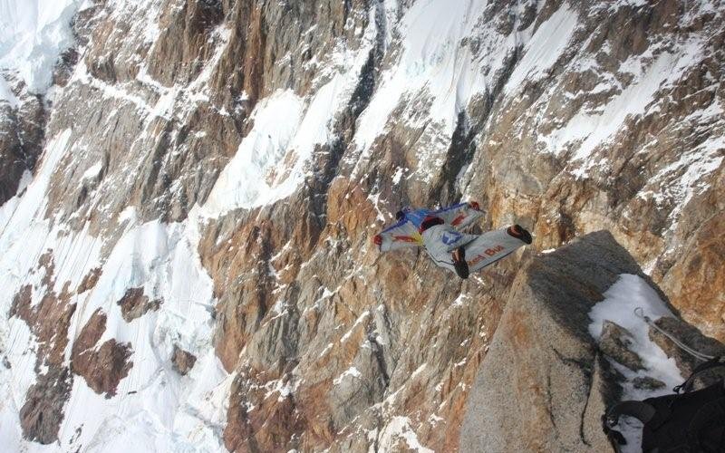 Valery Rozov beim Absprung. Photo: mountain.ru