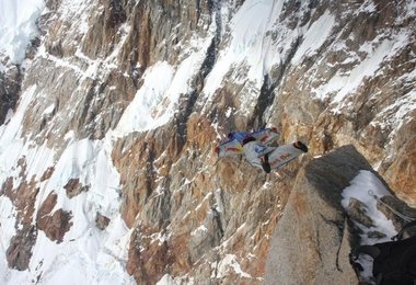 Valery Rozov beim Absprung. Photo: mountain.ru