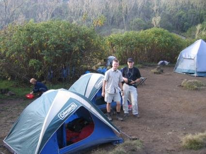 Im Machame Camp, 3100 m, das man nach 5 Stunden Anmarsch erreicht