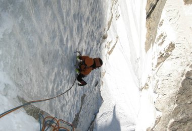 Senkrechtes Eis am Uli Biaho © Dodo Kobold