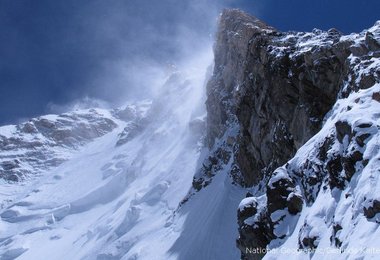 Blick vom tatsächlichen Lager IV (ca. 8000 m) ins Japaner-Couloir in Richtung Gipfel. Bild: © G.Kaltenbrunner