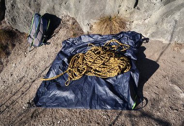 Hinten der Motion Rucksack und vorne das Rope Sheet.