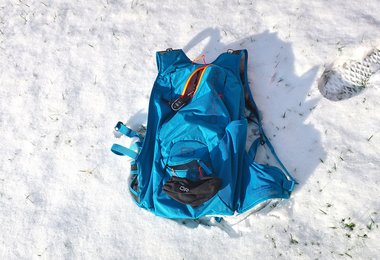 Vorne gibt es ein kleines Fach für Schlüssel und großes Handy - unten ist die Helmhalterung in einem kleinen Fach verstaut.