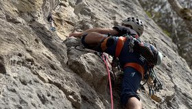 Jokl im gut absicherbaren Riss der ersten Seillänge. 