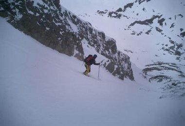 Bohuš bei der Abfahrt in der linken  Rinne des Schareks