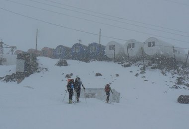 Schneesturm bei Aufstieg zum Elbrus am ersten Tag bei den Tonnen