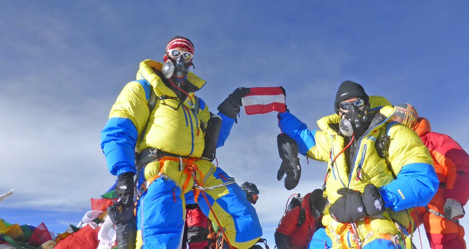 Gipfelfoto von zwei österreichischen Flash Teilnehmern (Reinhold und Philip Pucher aus der Steiermark). (Foto: Furtenbach Adventures)