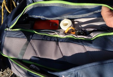 Es gibt zwei recht geräumige Außentaschen (für Schlüssel, Handy, Tape etc....)