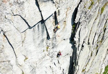 Beim Einrichten der 7. SL. Kletterer: Christof Kampfer, Sicherer: Stanek Novak (c) Alexander Weissmann