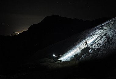 Eindrucksvoller Lichtkegel der Petzl Swift RL