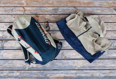 Links der Dynafit Transalper 18 Rucksack und rechts die Transalper DST Vest