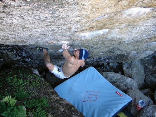 ... gleich der erste Zug hat es in sich: von einem Bankerl blockt man zuerst zu einem winzigen, schlechten Griffchen ...