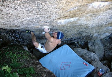 ... gleich der erste Zug hat es in sich: von einem Bankerl blockt man zuerst zu einem winzigen, schlechten Griffchen ...
