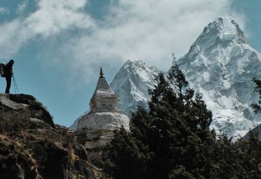Gerlinde genießt den Ausblick auf die Ama Dablam kurz vor Pangpoche
