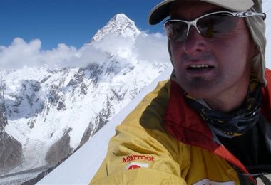Paul Koller im Hintergrund der K2