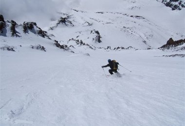 Peter bei der Abfahrt durch die Südostwand. (Foto: Andi Riesner)