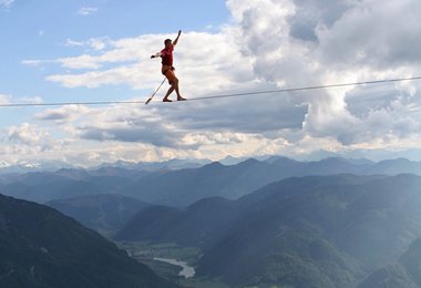 Bei den Vögeln - auf einer 40m Highline an der Steinplatte in Tirol; Foto: Günther Wimmer