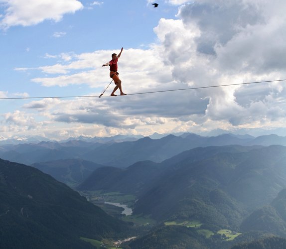 Bei den Vögeln - auf einer 40m Highline an der Steinplatte in Tirol; Foto: Günther Wimmer