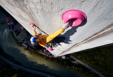  Domen Škofic  am 360 Meter hohen Schornstein in Slowenien (c) Jakob Schweighofer/Red Bull Content Pool