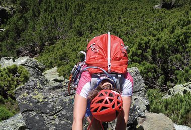 Vor allem oben lässt sich der Rucksack sehr gute komprimieren - gute Kopffreiheit beim Klettern!